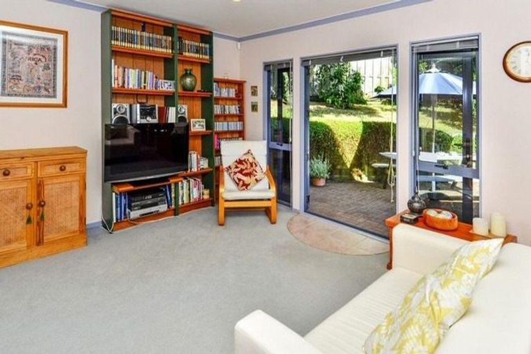 Photo of property in 5 Phoebe Meikle Place, Torbay, Auckland, 0630