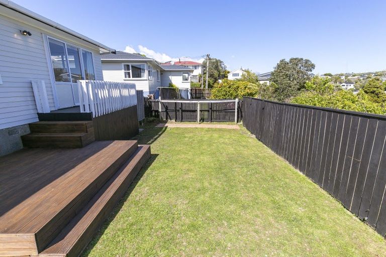 Photo of property in 27 Brooker Grove, Newlands, Wellington, 6037