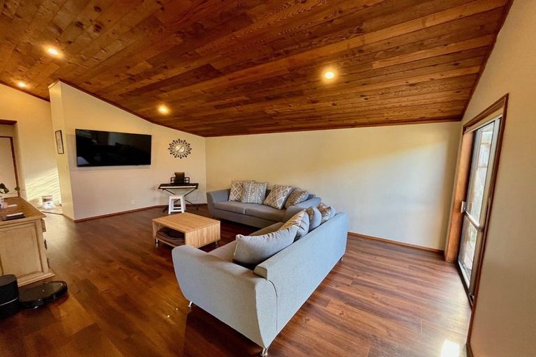 Photo of property in 2/11 Firle Place, Green Bay, Auckland, 0604