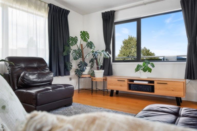 Photo of property in 2b Pah Road, Kawaha Point, Rotorua, 3010