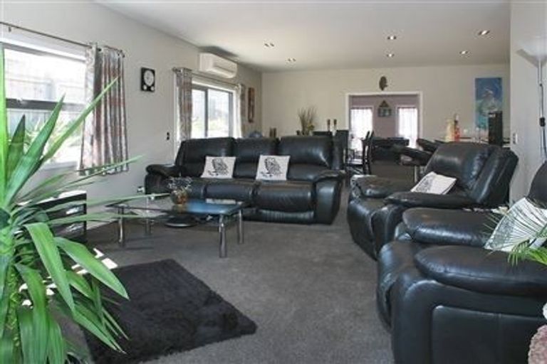 Photo of property in 4 Kaimai Place, Aotea, Porirua, 5024