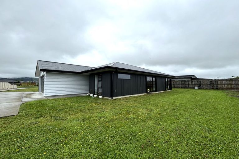 Photo of property in 8 Ash Close, Levin, 5510