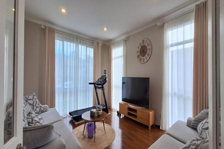 Photo of property in 34 Borneo Drive, Fairview Heights, Auckland, 0632