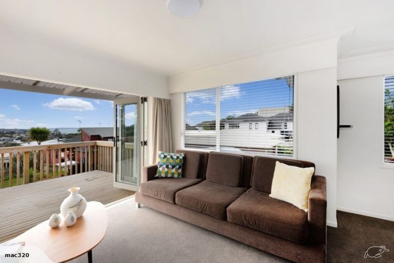 Photo of property in 2/611 Beach Road, Rothesay Bay, Auckland, 0630