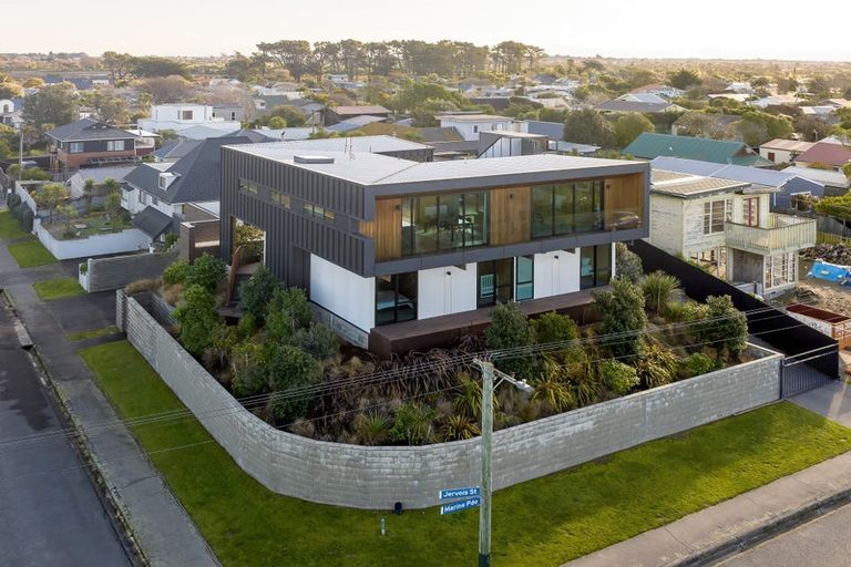 Photo of property in 320 Marine Parade, New Brighton, Christchurch, 8061