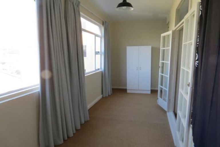 Photo of property in Devonport Apartments, 3/127 Saint Aubyn Street, New Plymouth, 4310
