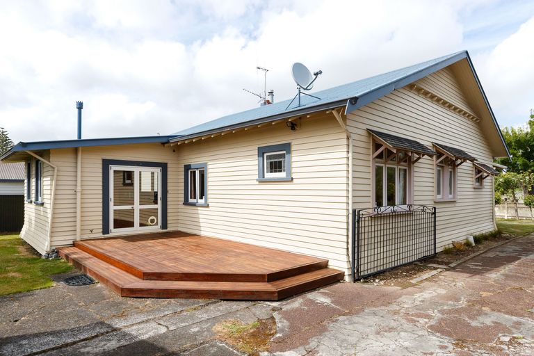 Photo of property in 16 Karamu Avenue, Takaro, Palmerston North, 4410