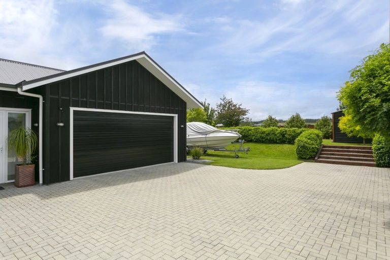 Photo of property in 16 Pukenamu Road, Rainbow Point, Taupo, 3330