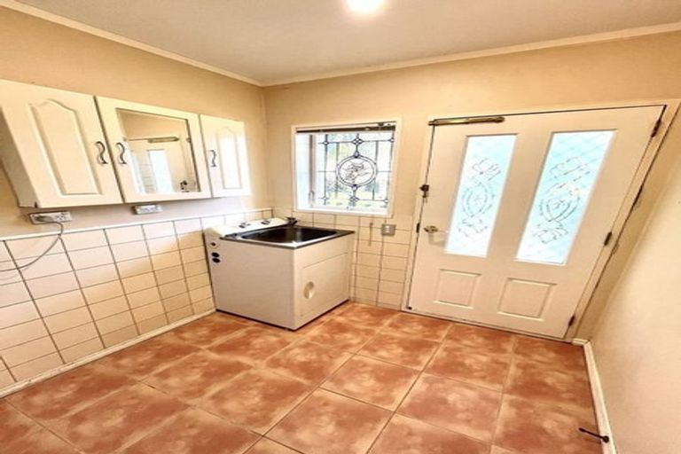 Photo of property in 27 Mirrabooka Avenue, Botany Downs, Auckland, 2010