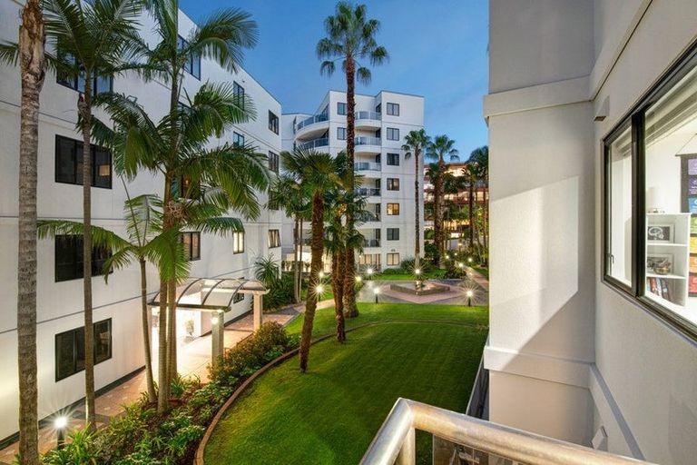 Photo of property in 1e/175 Hurstmere Road, Takapuna, Auckland, 0622