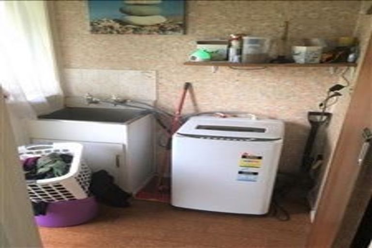 Photo of property in 1/2 Gregg Place, Sunnyvale, Auckland, 0612