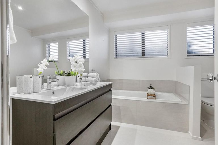 Photo of property in 3/28 Beach Road, Castor Bay, Auckland, 0620