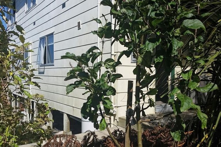 Photo of property in 21a Cotswold Crescent, Newlands, Wellington, 6037