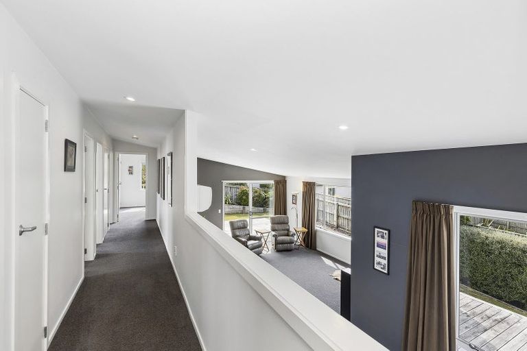 Photo of property in 3 Kaweka Close, Aotea, Porirua, 5024