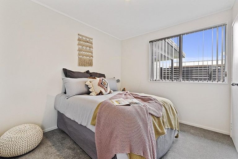 Photo of property in 2/3 Sparrow Place, Weymouth, Auckland, 2103