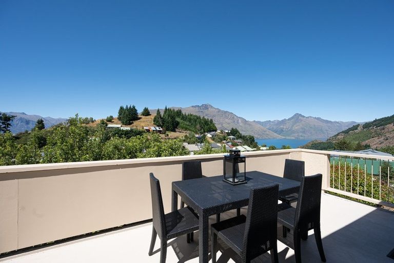 Photo of property in 12 Greenstone Place, Fernhill, Queenstown, 9300