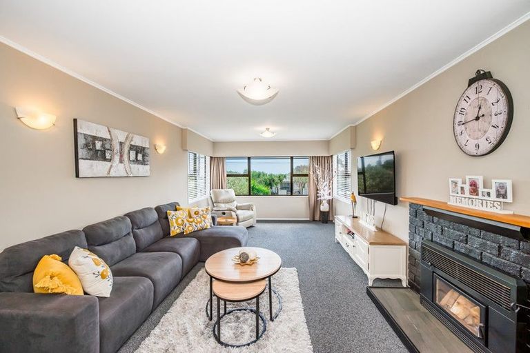 Photo of property in 42 Kaitawa Crescent, Paraparaumu, 5032
