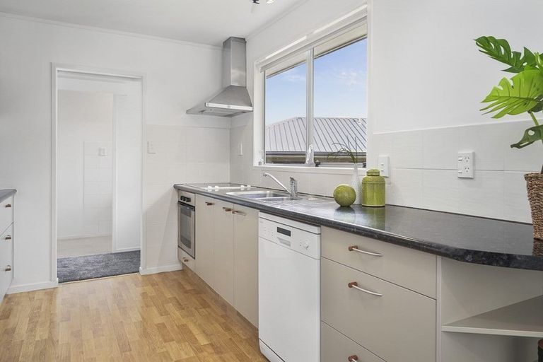 Photo of property in 18 Cottam Grove, Northcross, Auckland, 0632