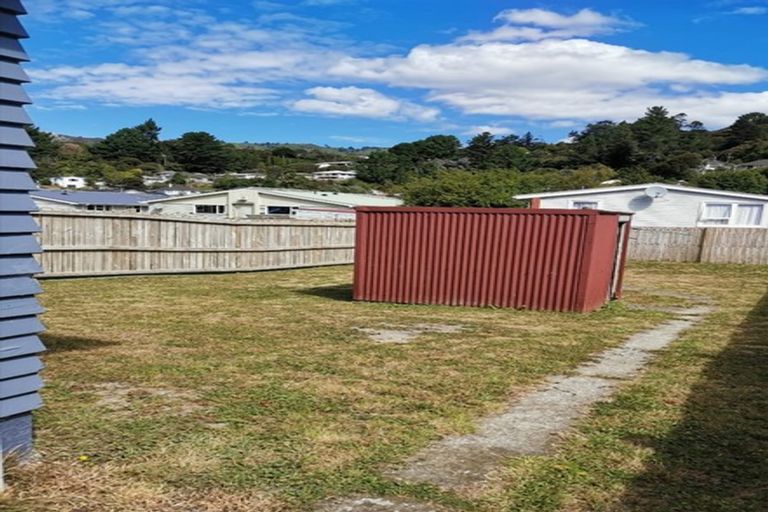 Photo of property in 35 Hanson Grove, Stokes Valley, Lower Hutt, 5019