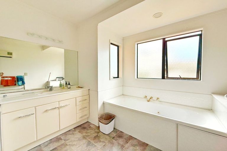 Photo of property in 20 Reynard Terrace, Conifer Grove, Takanini, 2112