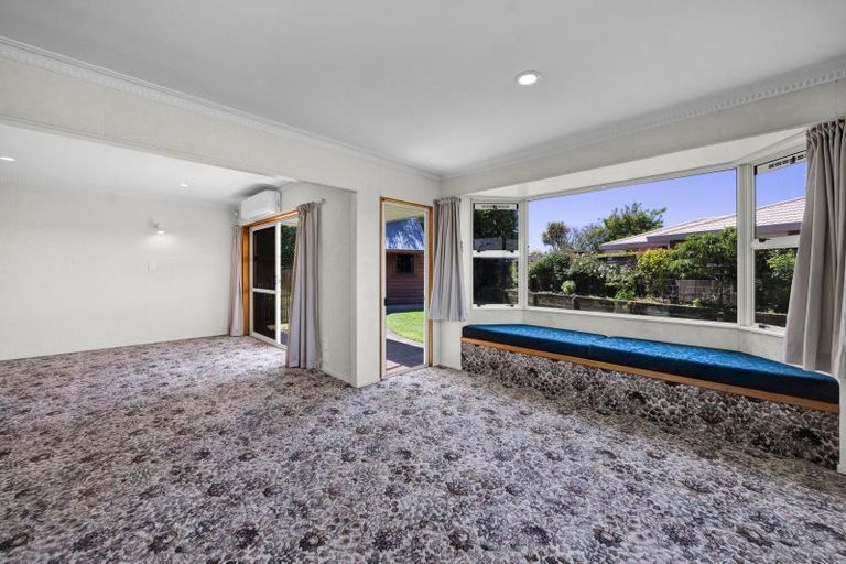 Photo of property in 4 Waiwera Place, Merrilands, New Plymouth, 4312