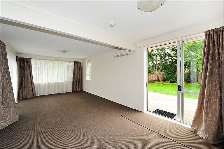 Photo of property in 28 Royal Park Drive, Parklands, Christchurch, 8083