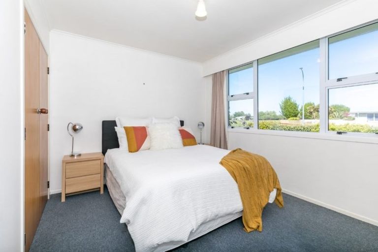 Photo of property in 2 Rhonda Avenue, Deanwell, Hamilton, 3206