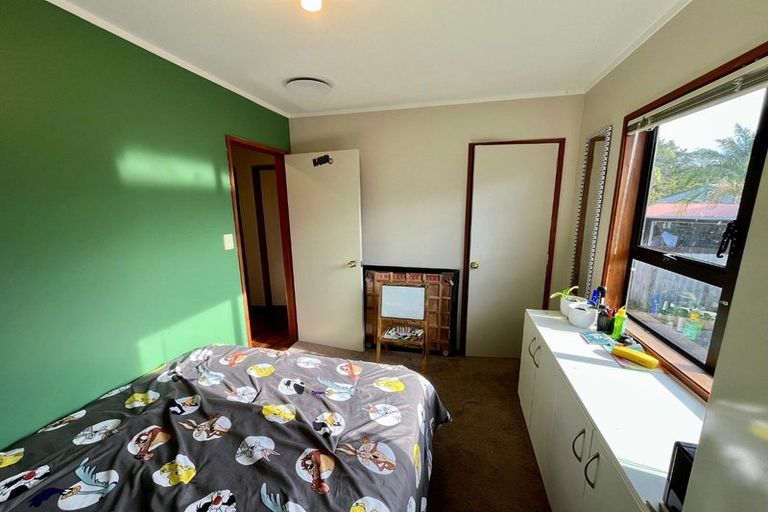 Photo of property in 2/11 Firle Place, Green Bay, Auckland, 0604