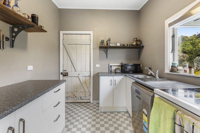 Photo of property in 30 Apuka Street, Brooklyn, Wellington, 6021