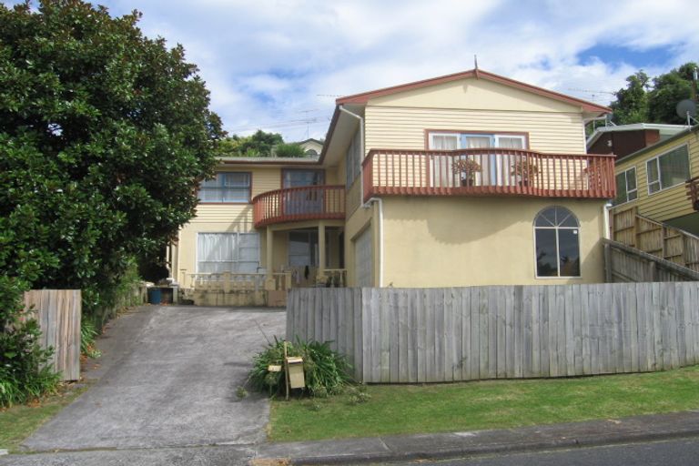 Photo of property in 2/13 St Peters Street, Northcote, Auckland, 0627