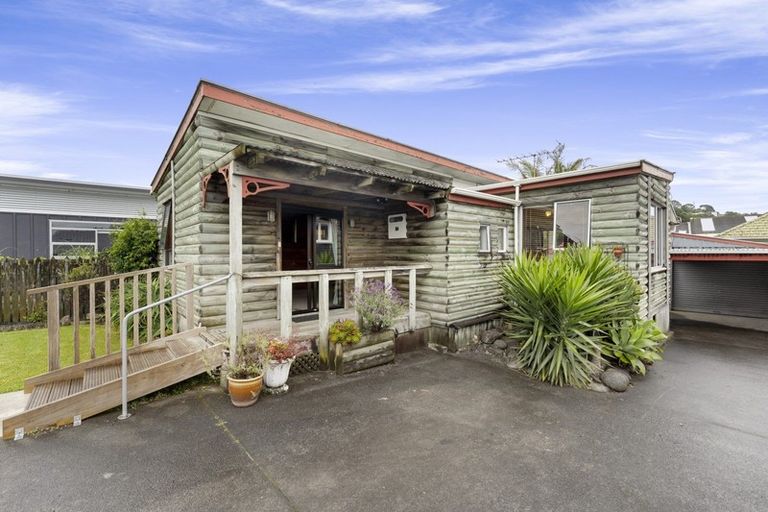 Photo of property in 30 Pioneer Road, Moturoa, New Plymouth, 4310