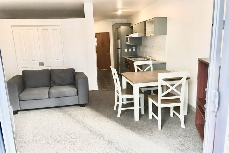 Photo of property in Atrium Towers, 6e/154 The Terrace, Wellington Central, Wellington, 6011