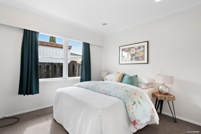 Photo of property in 36 Tupaki Place, Pakuranga Heights, Auckland, 2010