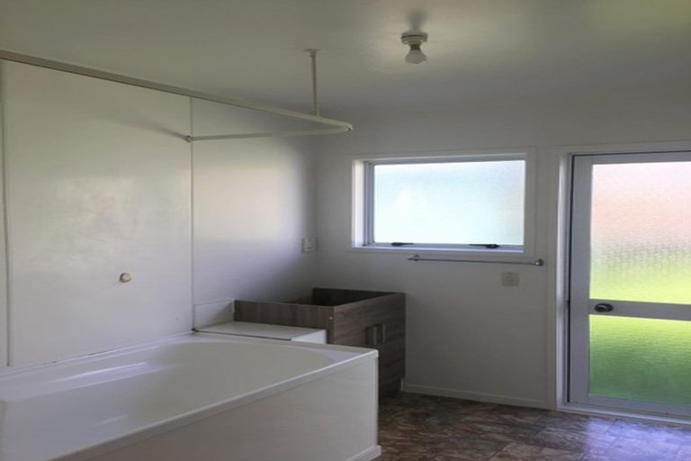 Photo of property in 303 Glenfield Road, Glenfield, Auckland, 0629