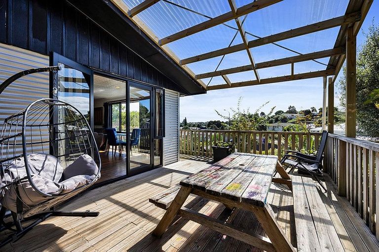 Photo of property in 3 Ward Place, Marfell, New Plymouth, 4310