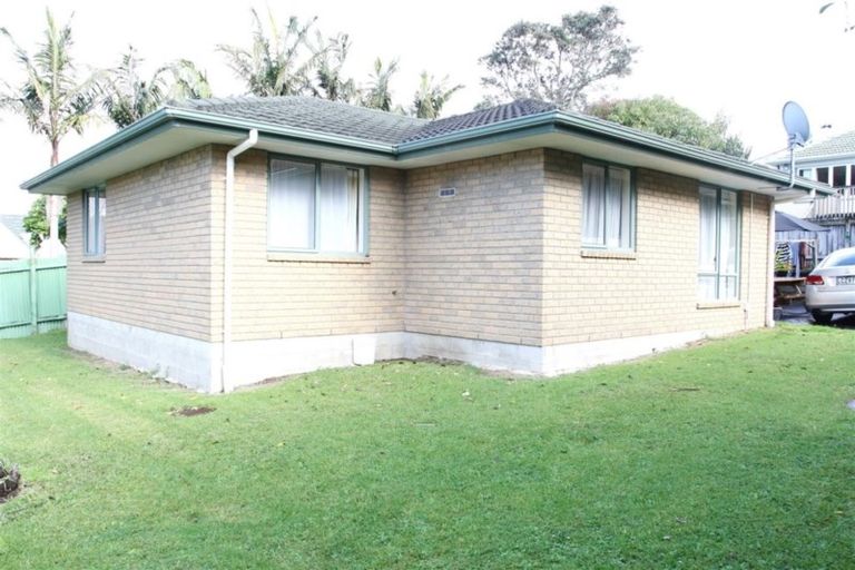 Photo of property in 100a Lincoln Park Avenue, Massey, Auckland, 0614