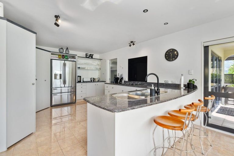 Photo of property in 4 Tupara Crescent, Kawaha Point, Rotorua, 3010