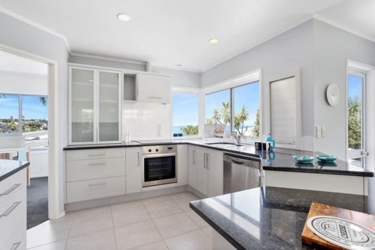 Photo of property in 2/70 Churchill Road, Murrays Bay, Auckland, 0630