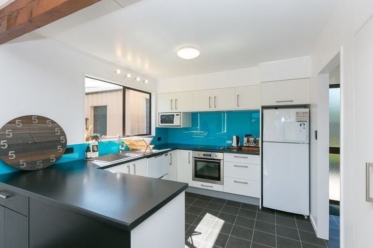 Photo of property in 3 Lindaver Grove, Merrilands, New Plymouth, 4312