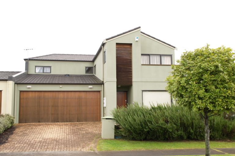 Photo of property in 1 Spalding Rise, Golflands, Auckland, 2013