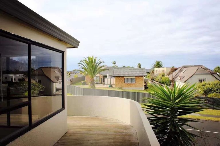 Photo of property in 1/123 Wiseley Road, West Harbour, Auckland, 0618