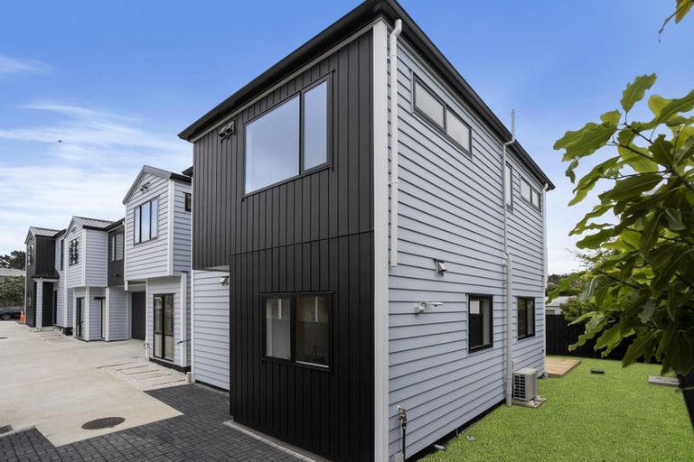 Photo of property in 21c Pipitea Place, Massey, Auckland, 0614