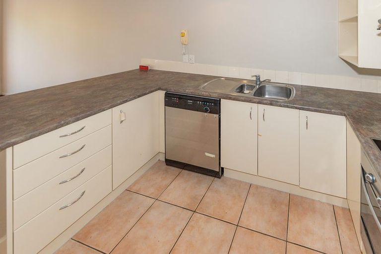 Photo of property in 6/78 Fernhill Way, Oteha, Auckland, 0632