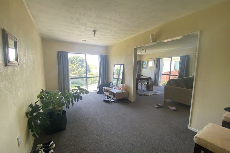 Photo of property in 25 Fernhaven Grove, Newlands, Wellington, 6037