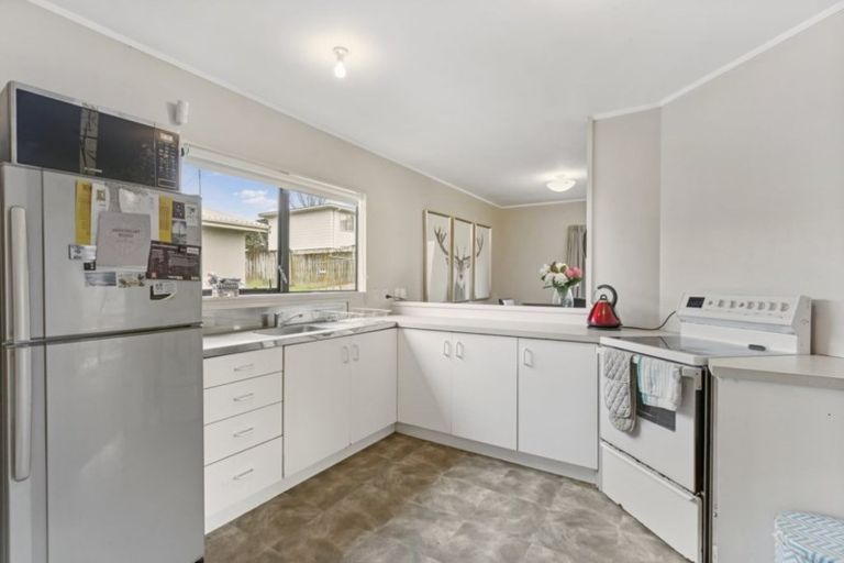 Photo of property in 2/140 Shifnal Drive, Randwick Park, Auckland, 2105