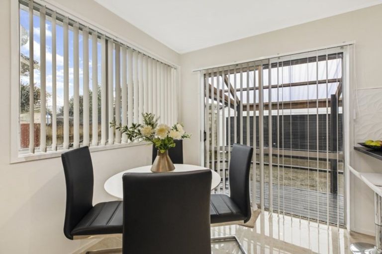 Photo of property in 122 Shifnal Drive, Randwick Park, Auckland, 2105