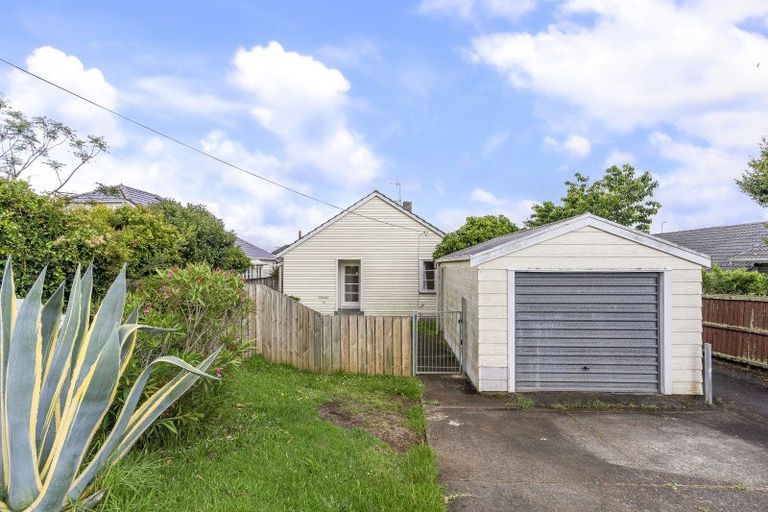 Photo of property in 1/15 Otakau Road, Milford, Auckland, 0620