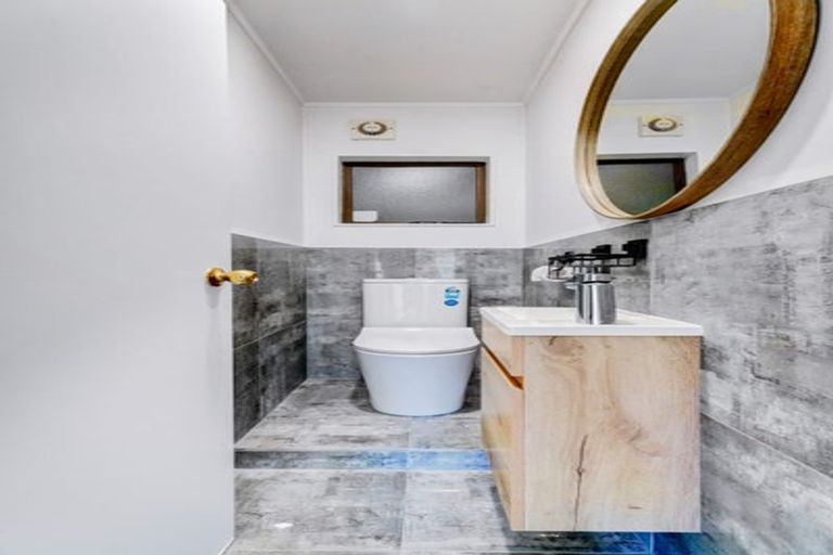 Photo of property in 8 Stitchbird Close, Murrays Bay, Auckland, 0630