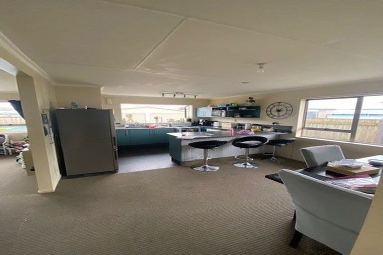 Photo of property in 11 Colonial Place, Kelvin Grove, Palmerston North, 4414