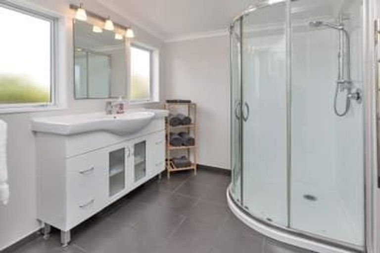 Photo of property in 13 Karoro Road, One Tree Point, 0118